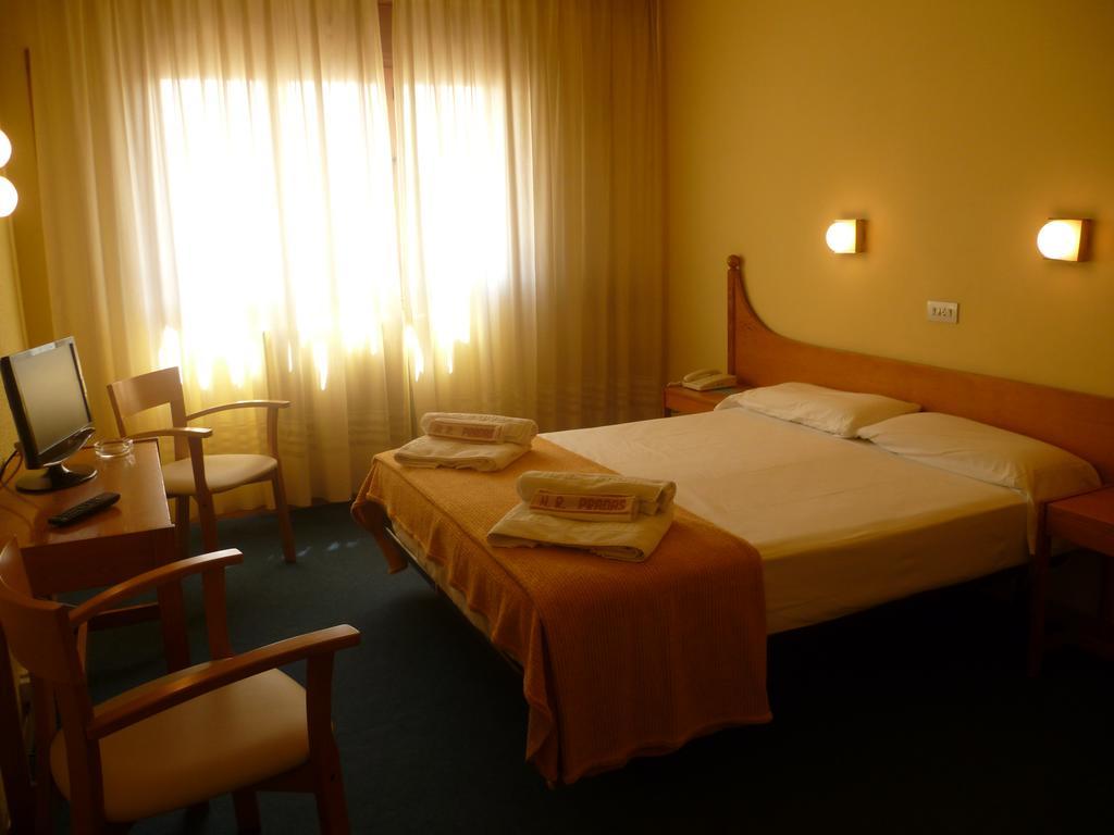 ז'אקה Hotel Pradas מראה חיצוני תמונה